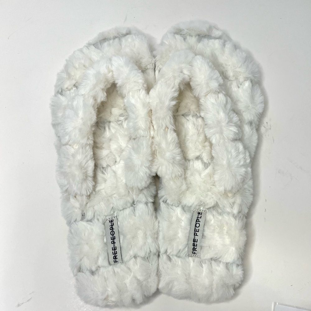 Free‎ People Fair Weather Fuzzy Flip Flop Slipper in Ivory Size 9 New in box